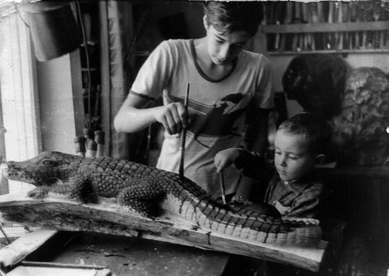 Иллюстрация к книге — Уроки искусного резчика. Вырезаем из дерева фигурки людей и животных, посуду, статуэтки [i_199.jpg]