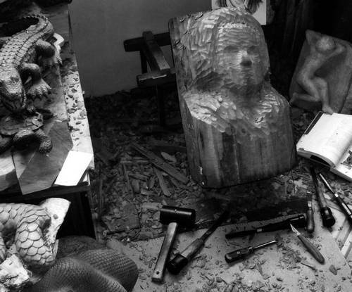 Иллюстрация к книге — Уроки искусного резчика. Вырезаем из дерева фигурки людей и животных, посуду, статуэтки [i_246.jpg]