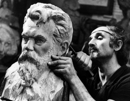 Иллюстрация к книге — Уроки искусного резчика. Вырезаем из дерева фигурки людей и животных, посуду, статуэтки [i_252.jpg]