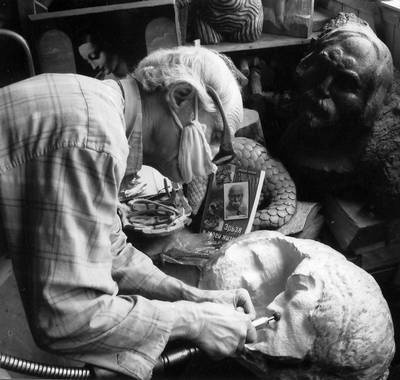 Иллюстрация к книге — Уроки искусного резчика. Вырезаем из дерева фигурки людей и животных, посуду, статуэтки [i_304.jpg]