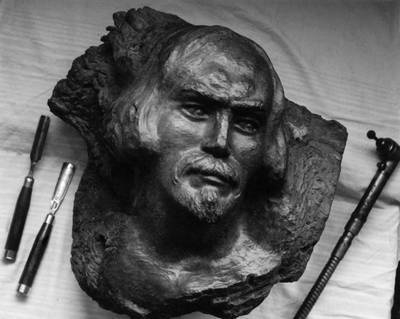 Иллюстрация к книге — Уроки искусного резчика. Вырезаем из дерева фигурки людей и животных, посуду, статуэтки [i_312.jpg]