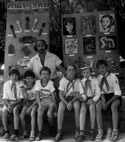 Иллюстрация к книге — Уроки искусного резчика. Вырезаем из дерева фигурки людей и животных, посуду, статуэтки [i_315.jpg]