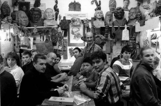 Иллюстрация к книге — Уроки искусного резчика. Вырезаем из дерева фигурки людей и животных, посуду, статуэтки [i_321.jpg]