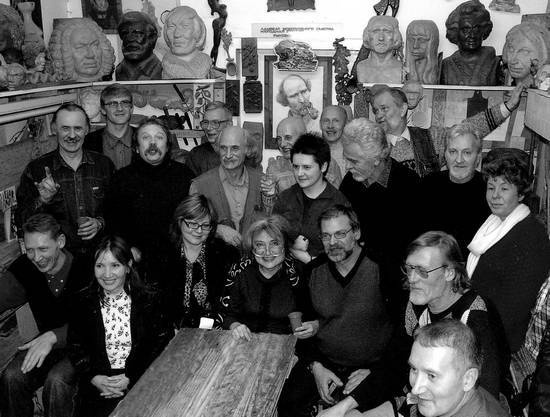 Иллюстрация к книге — Уроки искусного резчика. Вырезаем из дерева фигурки людей и животных, посуду, статуэтки [i_323.jpg]