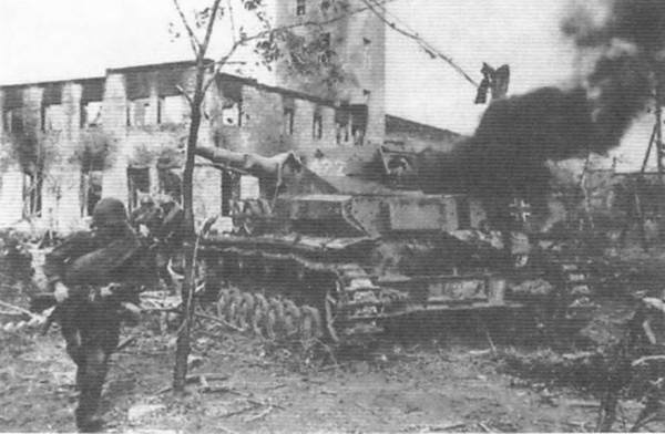 Иллюстрация к книге — Восточный фронт. Черкассы. Тернополь. Крым. Витебск. Бобруйск. Броды. Яссы. Кишинев. 1944 [i_023.jpg]