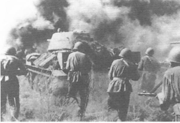 Иллюстрация к книге — Восточный фронт. Черкассы. Тернополь. Крым. Витебск. Бобруйск. Броды. Яссы. Кишинев. 1944 [i_047.jpg]