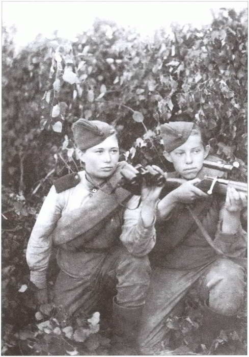 Иллюстрация к книге — Ангелы смерти. Женщины-снайперы. 1941-1945 [i_032.jpg]