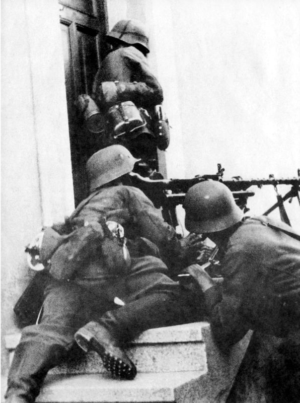 Иллюстрация к книге — Wehrmacht. Сухопутные войска III Рейха [i_002.jpg]