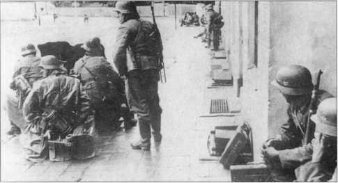 Иллюстрация к книге — Wehrmacht. Сухопутные войска III Рейха [i_096.jpg]