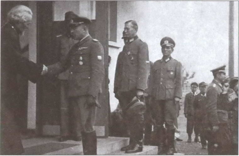 Иллюстрация к книге — По обе стороны правды. Власовское движение и отечественная коллаборация [i_011.jpg]