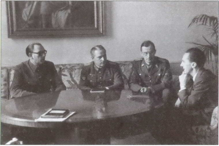 Иллюстрация к книге — По обе стороны правды. Власовское движение и отечественная коллаборация [i_022.jpg]