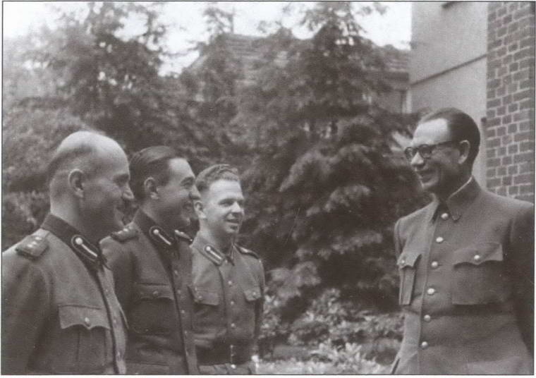 Иллюстрация к книге — По обе стороны правды. Власовское движение и отечественная коллаборация [i_027.jpg]