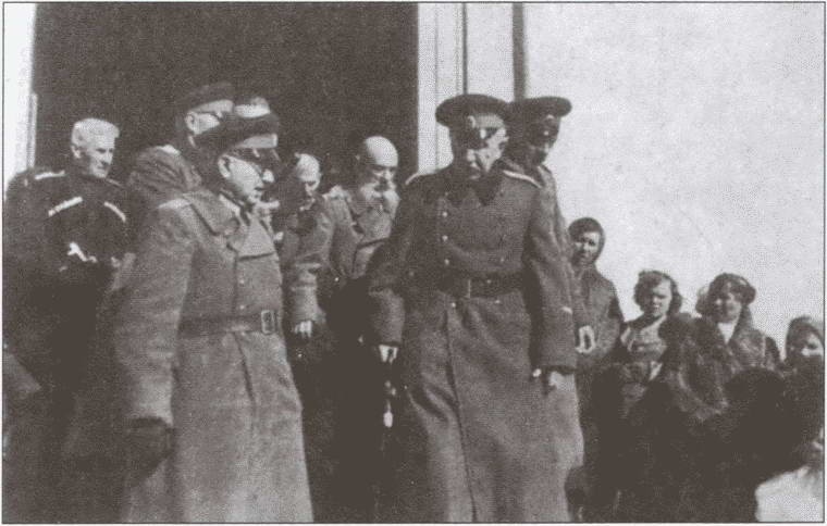 Иллюстрация к книге — По обе стороны правды. Власовское движение и отечественная коллаборация [i_031.jpg]