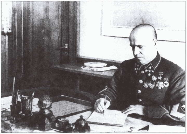 Иллюстрация к книге — В боях за Ельню. Первые шаги к победе [i_009.jpg]