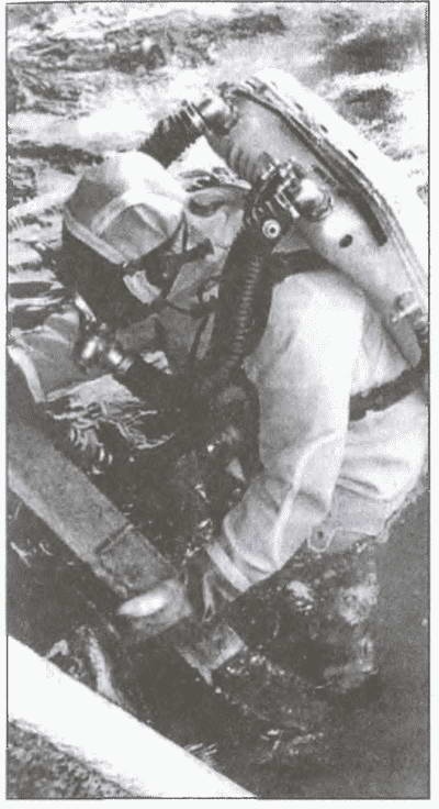 Иллюстрация к книге — Морские дьяволы [i_013.jpg]