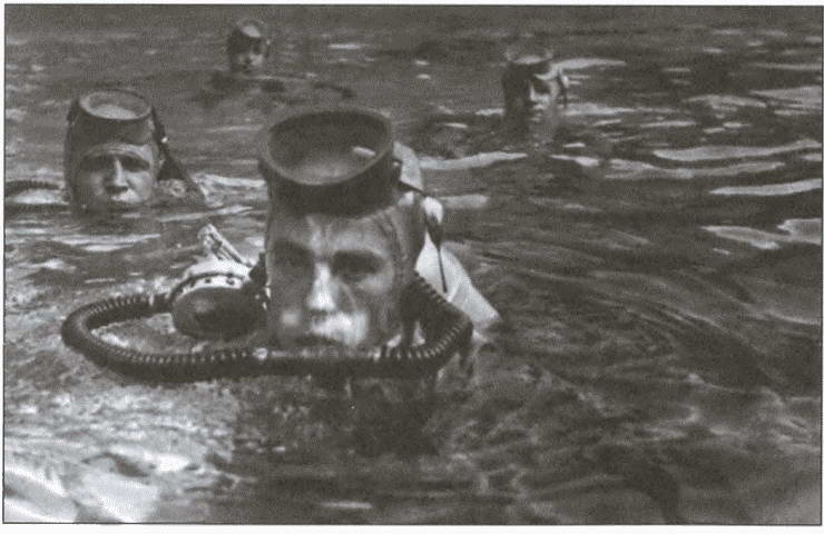 Иллюстрация к книге — Морские дьяволы [i_026.jpg]