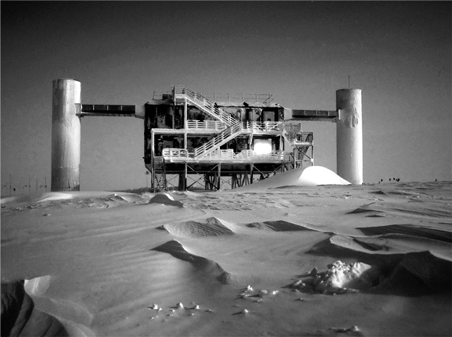 Иллюстрация к книге — Охотники за нейтрино. Захватывающая погоня за призрачной элементарной частицей [i_004.jpg]