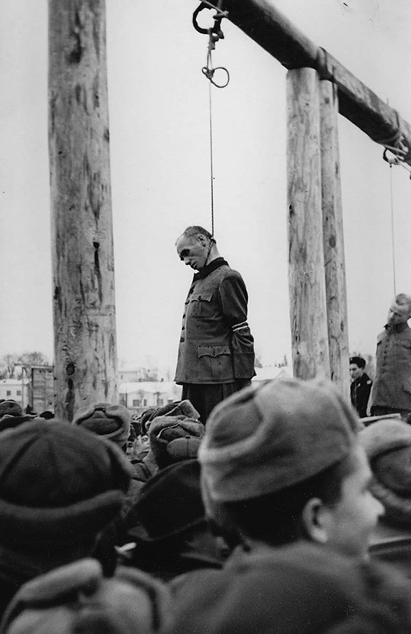 Иллюстрация к книге — Его повесили на площади Победы [i_001.jpg]