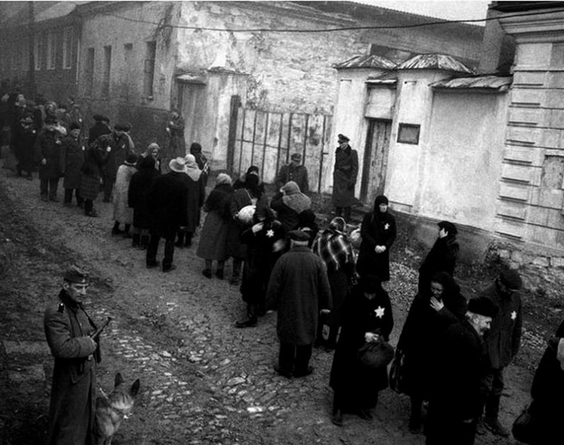 Иллюстрация к книге — Его повесили на площади Победы [i_003.jpg]