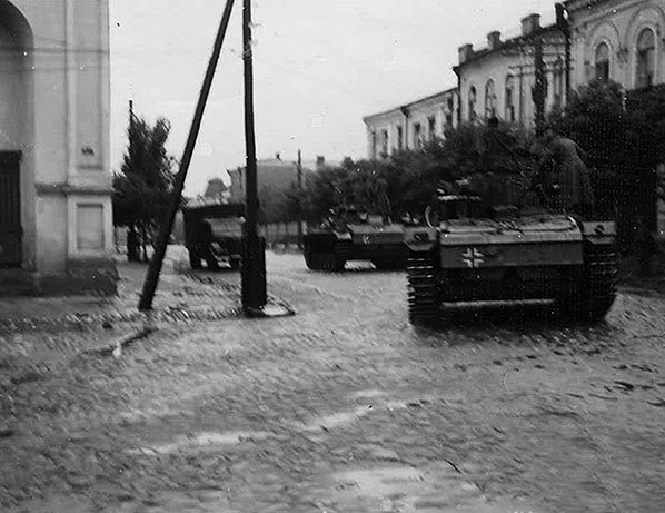 Иллюстрация к книге — Его повесили на площади Победы [i_004.jpg]