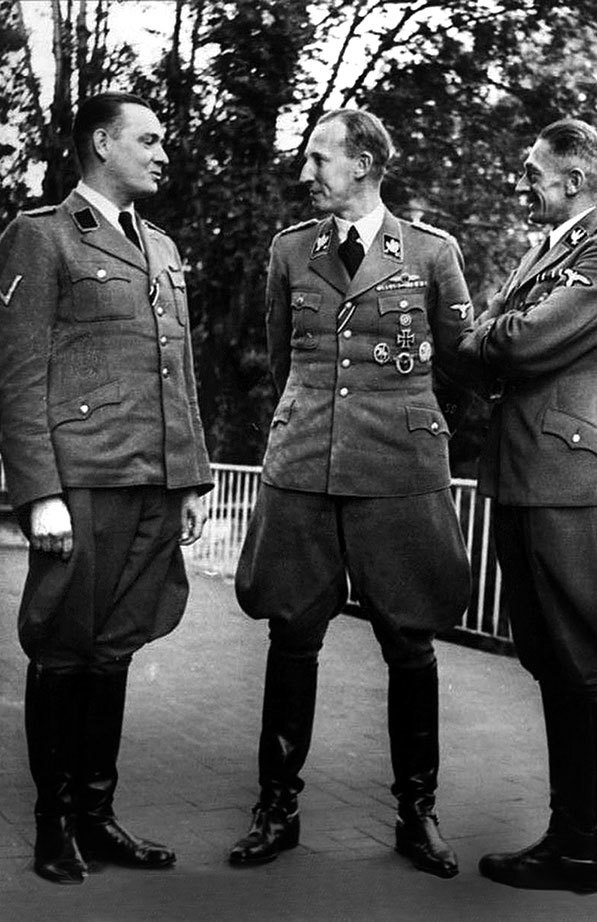 Иллюстрация к книге — Его повесили на площади Победы [i_013.jpg]