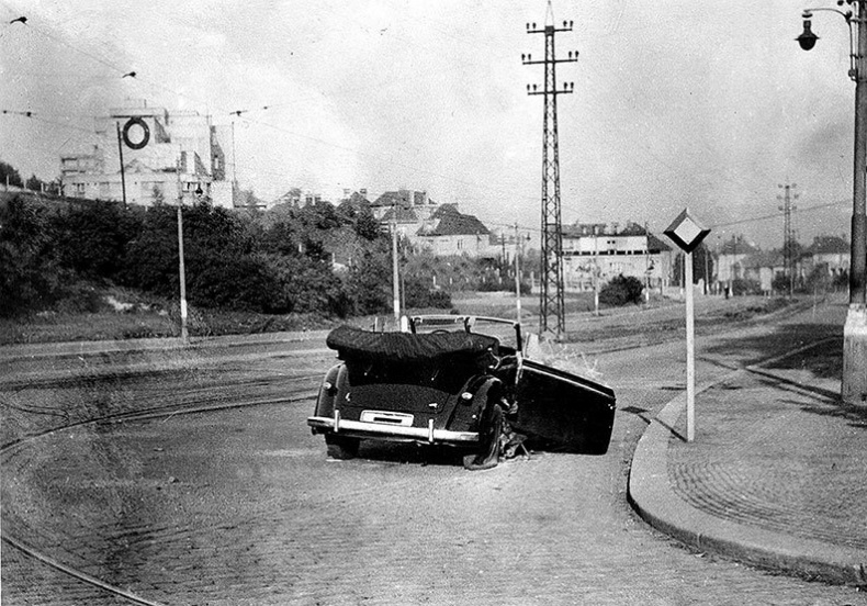 Иллюстрация к книге — Его повесили на площади Победы [i_014.jpg]