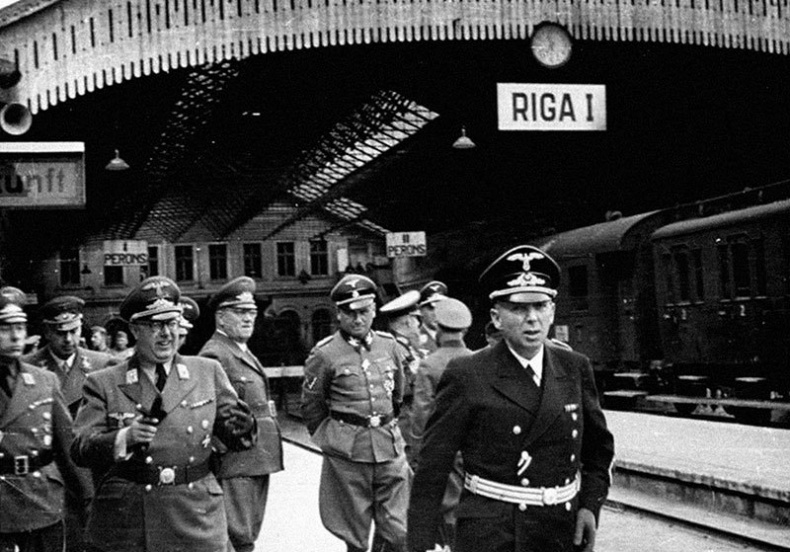 Иллюстрация к книге — Его повесили на площади Победы [i_017.jpg]