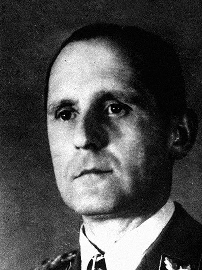 Иллюстрация к книге — Его повесили на площади Победы [i_019.jpg]