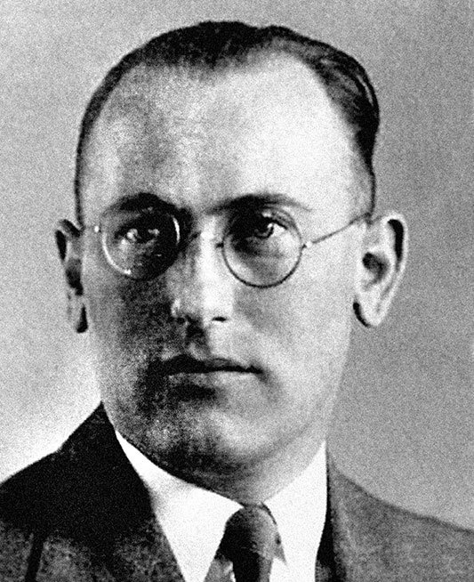 Иллюстрация к книге — Его повесили на площади Победы [i_027.jpg]