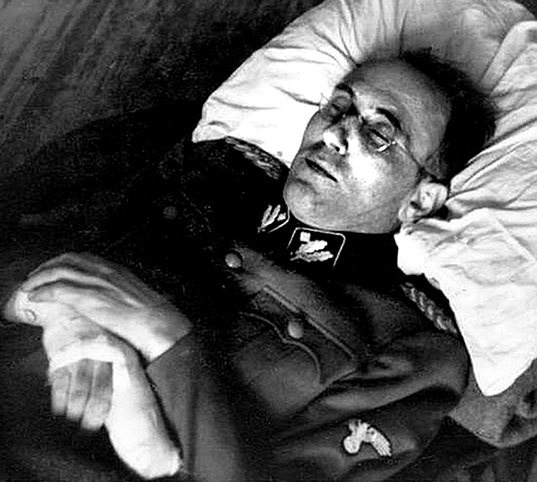 Иллюстрация к книге — Его повесили на площади Победы [i_028.jpg]