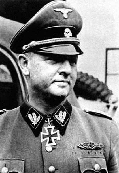 Иллюстрация к книге — Его повесили на площади Победы [i_032.jpg]