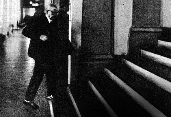 Иллюстрация к книге — Его повесили на площади Победы [i_033.jpg]