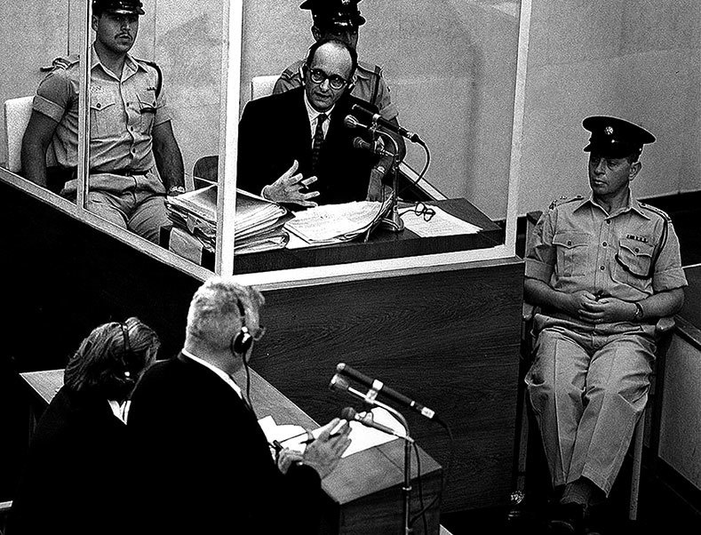 Иллюстрация к книге — Его повесили на площади Победы [i_035.jpg]