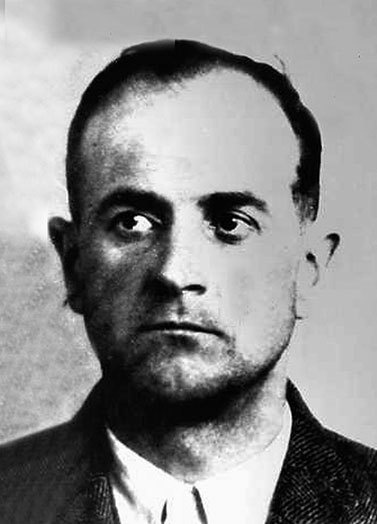 Иллюстрация к книге — Его повесили на площади Победы [i_039.jpg]