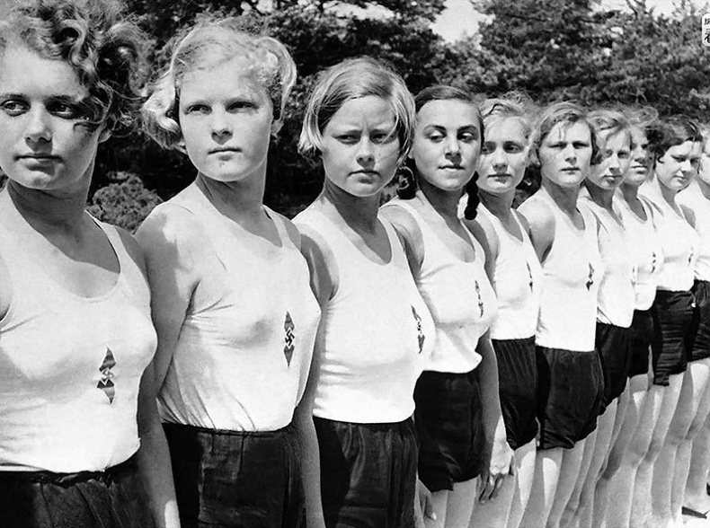 Иллюстрация к книге — Его повесили на площади Победы [i_045.jpg]