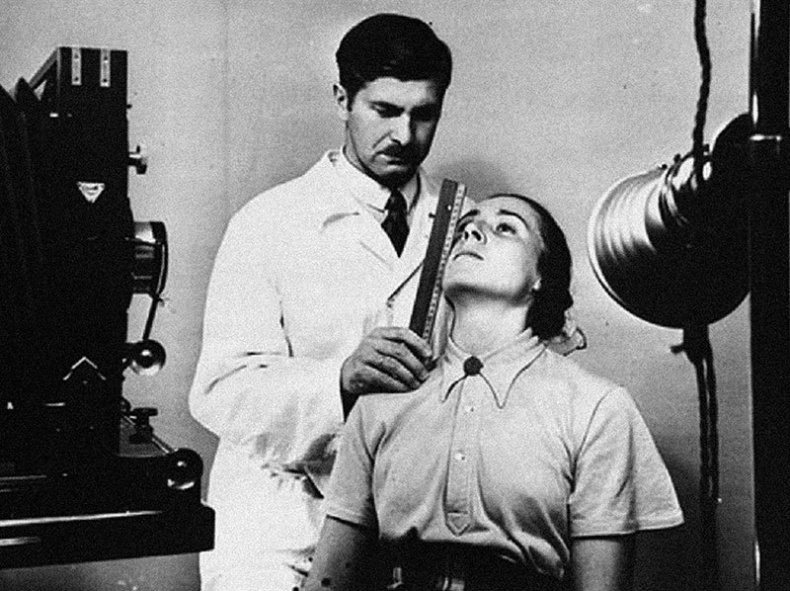 Иллюстрация к книге — Его повесили на площади Победы [i_047.jpg]