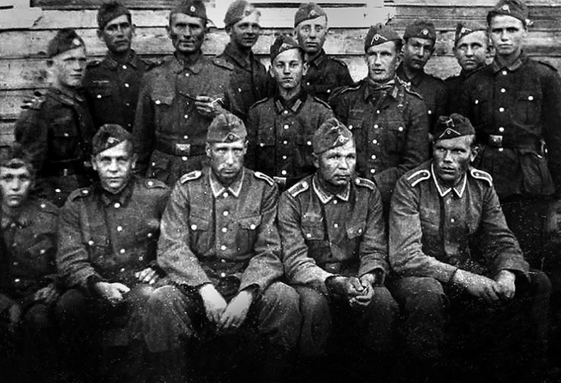 Иллюстрация к книге — Его повесили на площади Победы [i_055.jpg]