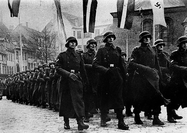 Иллюстрация к книге — Его повесили на площади Победы [i_057.jpg]