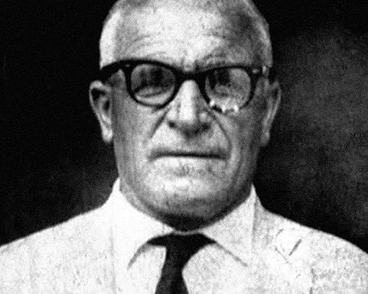 Иллюстрация к книге — Его повесили на площади Победы [i_059.jpg]