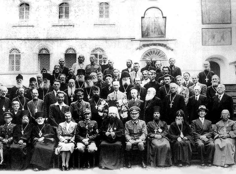 Иллюстрация к книге — Его повесили на площади Победы [i_063.jpg]