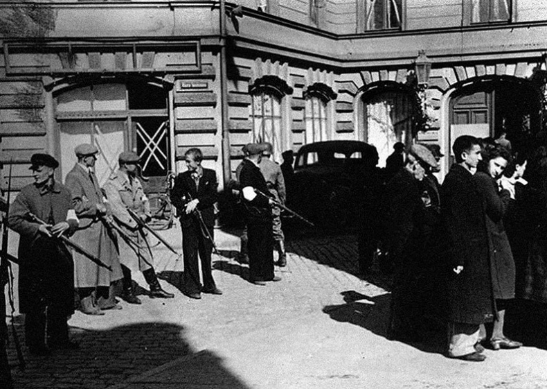 Иллюстрация к книге — Его повесили на площади Победы [i_066.jpg]