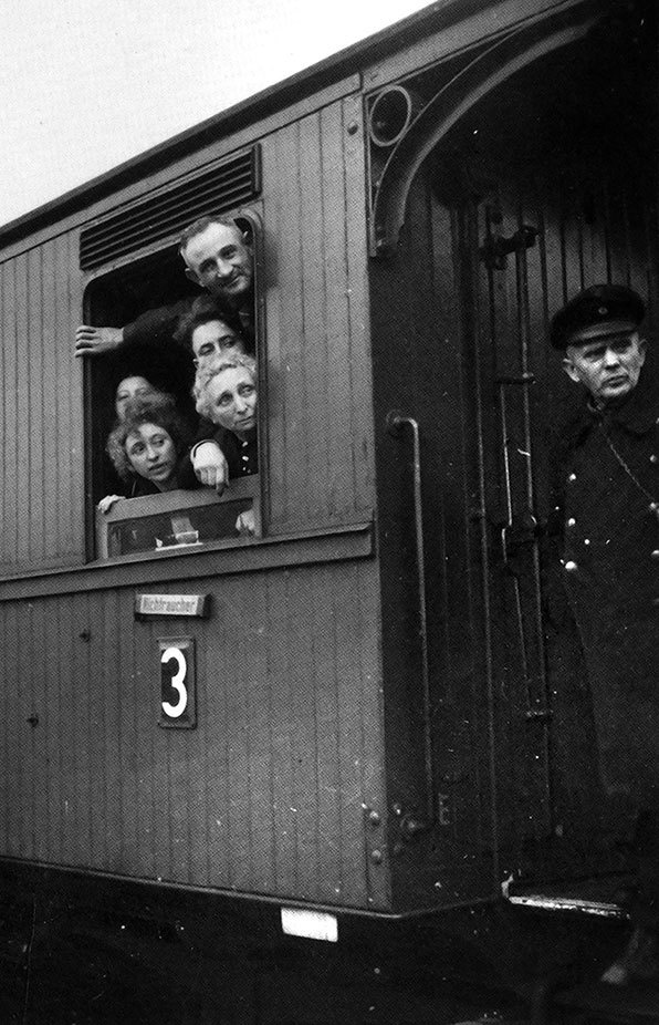 Иллюстрация к книге — Его повесили на площади Победы [i_072.jpg]