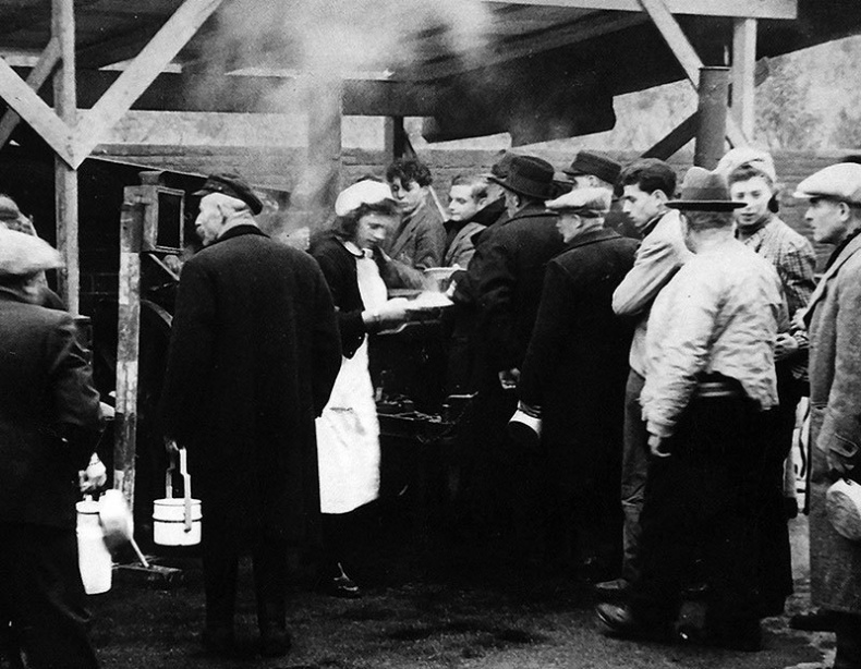 Иллюстрация к книге — Его повесили на площади Победы [i_076.jpg]