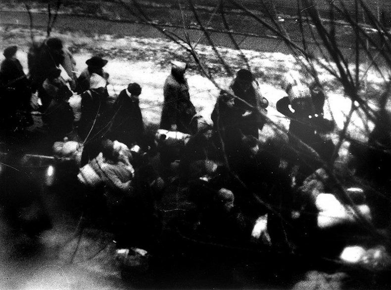 Иллюстрация к книге — Его повесили на площади Победы [i_079.jpg]