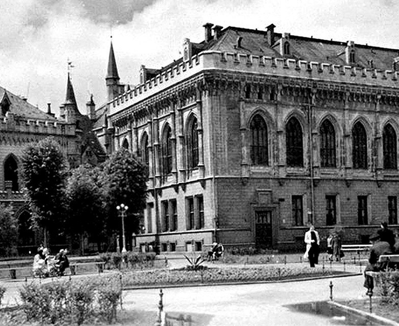 Иллюстрация к книге — Его повесили на площади Победы [i_085.jpg]