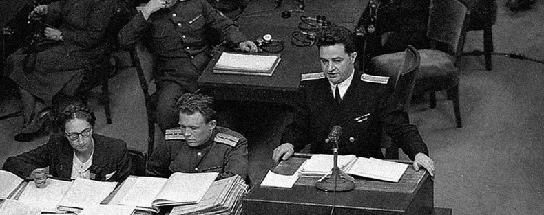 Иллюстрация к книге — Его повесили на площади Победы [i_087.jpg]