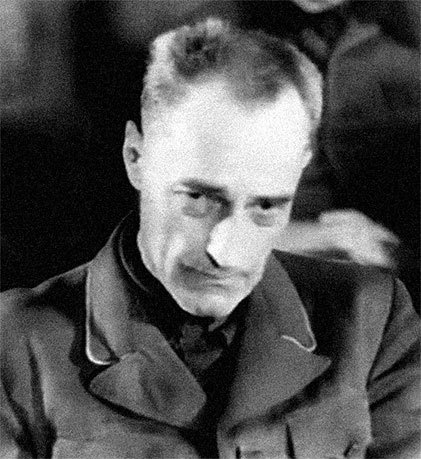 Иллюстрация к книге — Его повесили на площади Победы [i_092.jpg]