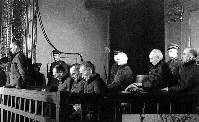 Иллюстрация к книге — Его повесили на площади Победы [i_096.jpg]