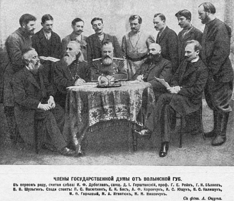 Иллюстрация к книге — Тени, которые проходят [i_009.jpg]