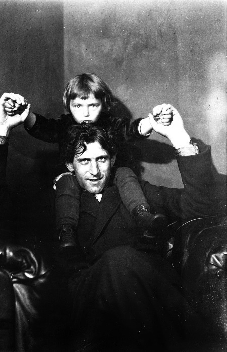 Иллюстрация к книге — Жизнь в балете. Семейные хроники Плисецких и Мессереров [i_008.jpg]